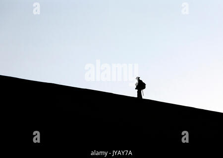 Profilo di un escursionista sulla duna di sabbia modellati dal vento Deadvlei Sossusvlei deserto del Namib Naukluft National Park Namibia Africa Foto Stock