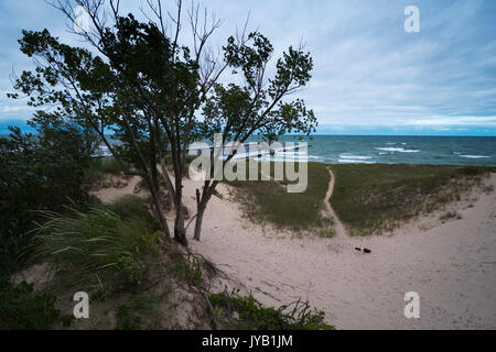 Il lago Michigan presso il Lago Bianco canale circa 15 miglia a nord di Muskegon, Michigan, Stati Uniti d'America. È stata una burrasca, giornata di vento con da 6 a 8 piedi onde. Foto Stock