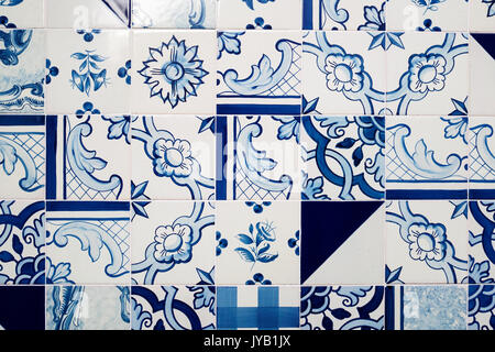 Piastrelle bianche e blu decorato con decori astratti. Formato orizzontale.