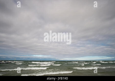 Il lago Michigan presso il Lago Bianco canale circa 15 miglia a nord di Muskegon, Michigan, Stati Uniti d'America. È stata una tempesta blustery giornata con da 6 a 8 piedi onde. Foto Stock