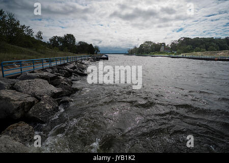 Il lago bianco canale cercando in lago bianco dal Lago Michigan la fine del canale. È stata una tempesta blustery giorno a metà agosto. Foto Stock