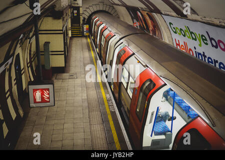 Empty London Underground piattaforma. Londra, 2017. Formato orizzontale. Foto Stock