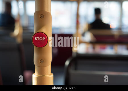 Il pulsante di arresto su un bus di Londra con uno sfondo sfocato. Londra, 2017 Foto Stock