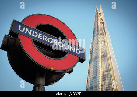 Segno della metropolitana con il Coccio su sfondo vicino alla stazione di London Bridge. Londra (UK). Formato orizzontale. Foto Stock