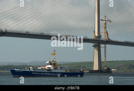 Via Fiume tour in barca nell'ombra del nuovo Queensferry crossing, Firth of Forth, Scotland, Regno Unito Foto Stock