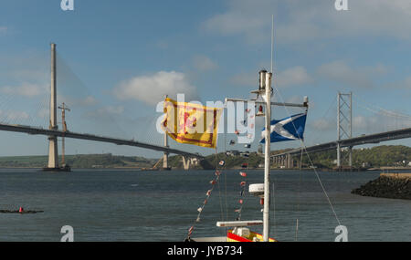 Bandiere scozzese Vola di fronte strada iconica ponti sul fiume Forth, Scotland, Regno Unito Foto Stock