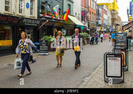 I pedoni a piedi attraverso Church Lane in Belfast City Centre, Irlanda del Nord Foto Stock