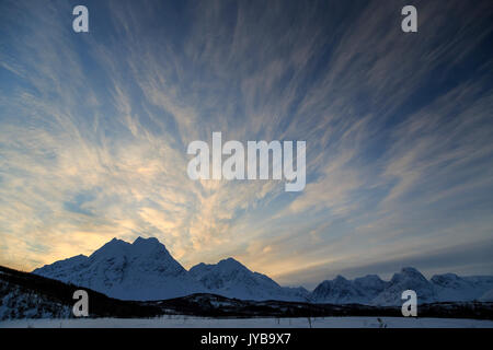 Nuvole sopra il paesaggio innevato della Lapponia Svensby Alpi Lyngen Tromsø Norvegia Europa Foto Stock