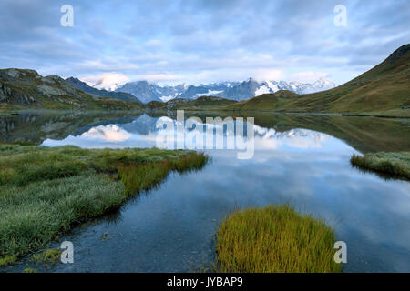 La catena montuosa è riflessa nei laghi Fenetre al crepuscolo Ferret Valley Saint Rhémy Gran San Bernardo Valle d'Aosta Italia Europa Foto Stock