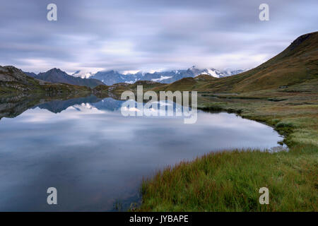 La catena montuosa è riflessa nei laghi Fenetre Ferret Valley Saint Rhémy Gran San Bernardo Valle d'Aosta Italia Europa Foto Stock