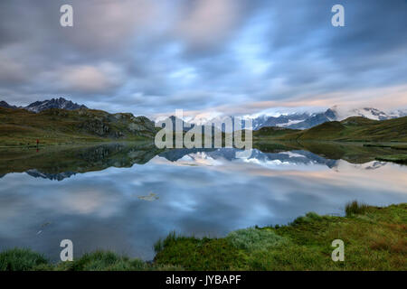 Le cime innevate sono riflesse nei laghi Fenetre all'alba Ferret Valley Saint Rhémy Gran San Bernardo Valle d'Aosta Italia Europa Foto Stock