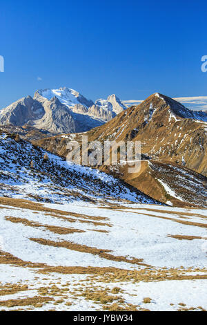 Veduta autunnale delle cime della Marmolada mountain range dal Passo Falzarego Dolomiti di Belluno Trentino Alto Adige Italia Europa Foto Stock