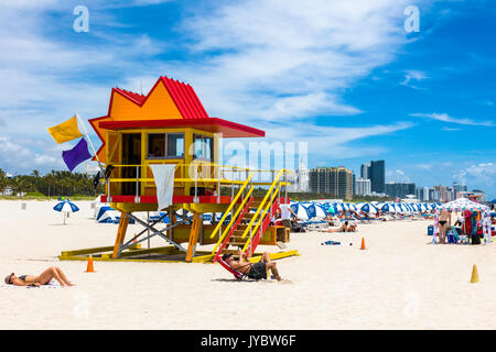 Colorate stazioni bagnino sulla spiaggia di Miami Beach Florida Foto Stock