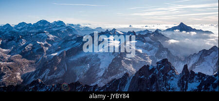 Vista aerea del Sciore mountain range e il Monte Disgrazia. Val Bregaglia e Val Masino. Frontiera Svizzera Italia Europa Foto Stock