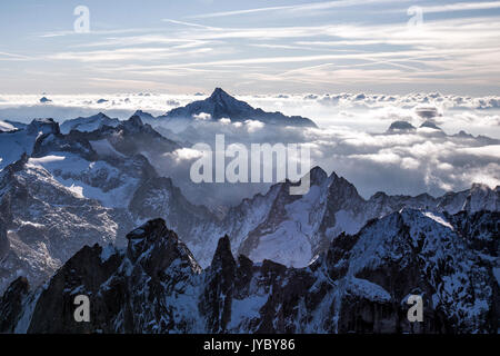 Vista aerea del Sciore mountain range e il Monte Disgrazia. Val Bregaglia e Val Masino. Frontiera Svizzera Italia Europa Foto Stock