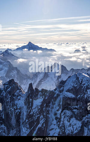 Vista aerea del Sciore mountain range e il Monte Disgrazia. Val Bregaglia e Val Masino. Frontiera Svizzera Italia Europa Foto Stock