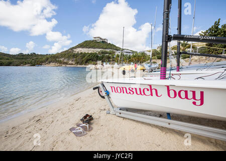 Barche a vela e sport acquatici sulla spiaggia tropicale Nonsuch Bay Caraibi Antigua e Barbuda Isola sottovento West Indies Foto Stock