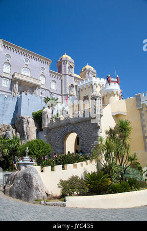 I colori e la decorazione del castello romanticist Palácio da Pena São Pedro de Penaferrim Sintra distretto di Lisbona Portogallo Europa Foto Stock