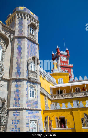 I colori e la decorazione del castello romanticist Palácio da Pena São Pedro de Penaferrim Sintra distretto di Lisbona Portogallo Europa Foto Stock