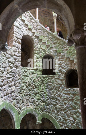 Mistico di vecchi edifici del romanico gotico e rinascimentale all interno del parco Quinta da Regaleira Sintra Portogallo Europa Foto Stock