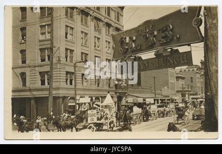 Sfilata al di fuori del Western Banca Nazionale di Fort Worth su Houston Street Foto Stock