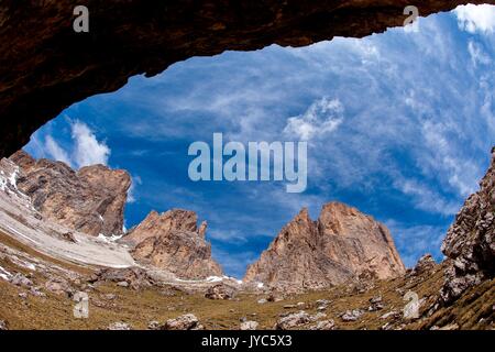 Una vista panoramica del Gruppo del Sasso Lungo da un attrezzato percorso intorno ad esso, qui dal Passo Sella - Dolomiti Alto Adige, Trentino Alto Annuncio Foto Stock