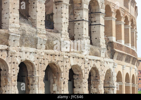 I dettagli architettonici dell' antico edificio del Colosseo il più grande anfiteatro mai costruito Roma Lazio Italia Europa Foto Stock