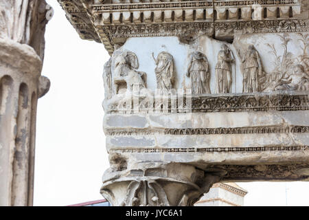 I dettagli delle decorazioni e statue del Foro Traiano un simbolo dell'antico Impero Romano Roma Lazio Italia Europa Foto Stock