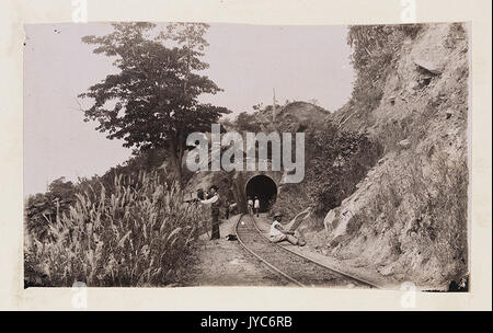 Fotografo vicino al tunnel ferroviario in montagna Foto Stock