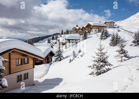 Alberi coperti di neve telaio le tipiche baite di montagna Bettmeralp distretto di Raron nel canton Vallese Svizzera Europa Foto Stock