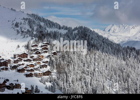 Boschi innevati telaio il tipico paese alpino e stazione sciistica di Bettmeralp distretto di Raron nel canton Vallese Svizzera Europa Foto Stock