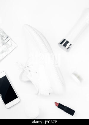 Bianco scarpe sportive con donne accessori su sfondo bianco Foto Stock