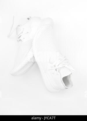 Bianco scarpe sportive su sfondo bianco Foto Stock