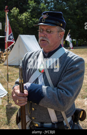 L uomo sta in uniforme confederato durante la Guerra Civile Rievocazione storica a Duncan Mills sulla luglio 14, 2014 Foto Stock