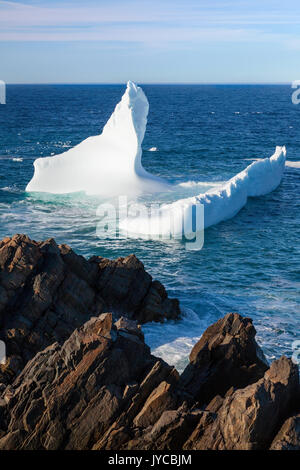 Un iceberg galleggianti in Oceano Atlantico in Bonavista, Terranova e Labrador, Canada. Foto Stock