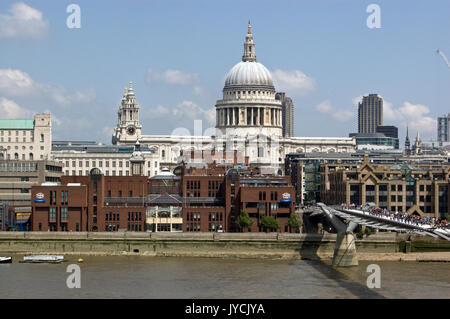 LONDON, Regno Unito - 14 giugno 2010: vista in elevazione attraverso il Fiume Tamigi guardando verso il punto di riferimento di San Paolo nel cuore della città di Lond Foto Stock