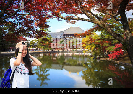 La stagione autunnale con belle color acero al Parco di Nara, Giappone Foto Stock