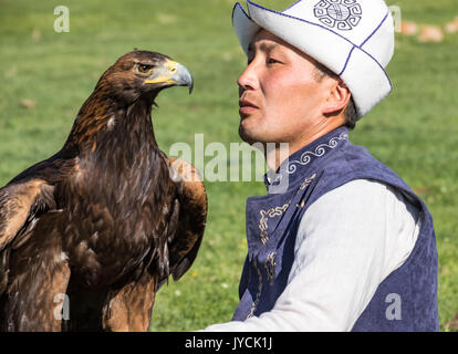 Eagle Hunter mantiene le sue Aquile a cavallo, in Kirghizistan, il 29 maggio 2017 Foto Stock