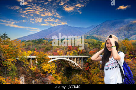 I colori dell'autunno di Naruko Gorge in Giappone e un bel blu e Sfondo nuvola Foto Stock