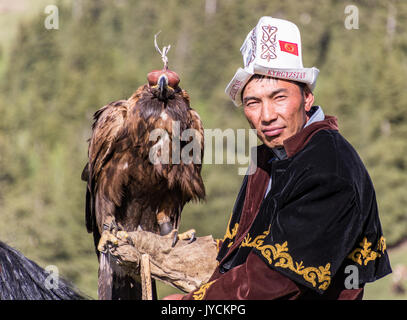 Eagle Hunter mantiene le sue Aquile a cavallo, in Kirghizistan, il 29 maggio 2017 Foto Stock