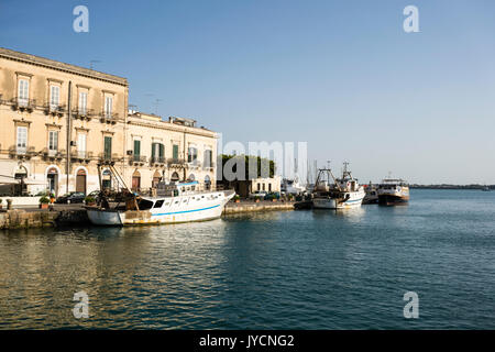 Vista dell'oceano da barche da pesca al jetty di Isola di Ortigia, Siracusa, Sicilia, Italia Foto Stock