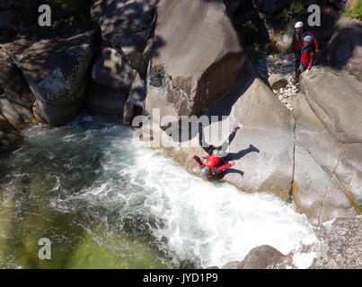 Canyoning divertendosi in Behana Gorge, vicino a Cairns, Queensland, Australia. No signor o PR Foto Stock