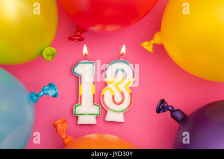 Festa di compleanno numero 7 candela con oro e argento palloncini Foto  stock - Alamy
