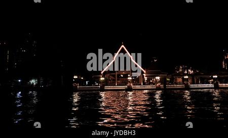 Scena notturna sul Fiume Chao Phraya Bangkok in Thailandia dalla thonburi luci laterali Foto Stock