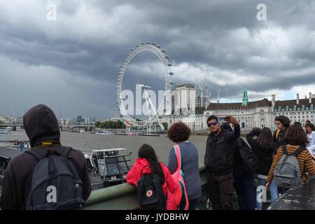 Londra, Regno Unito. 18 Agosto, 2017. Agenzia per il turismo di previsioni di VisitBritain vi sarà un 6 percento di aumento nel visiters della internazionale e che il turismo è stato uno dei più riusciti parti dell'economia del Regno Unito ha recentemente, grazie in parte al Brexit. Credito: Claire Doherty/Pacific Press/Alamy Live News Foto Stock