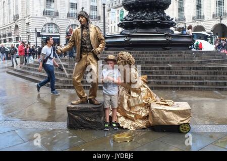 Londra, Regno Unito. 18 Agosto, 2017. Agenzia per il turismo di previsioni di VisitBritain vi sarà un 6 percento di aumento nel visiters della internazionale e che il turismo è stato uno dei più riusciti parti dell'economia del Regno Unito ha recentemente, grazie in parte al Brexit. Credito: Claire Doherty/Pacific Press/Alamy Live News Foto Stock