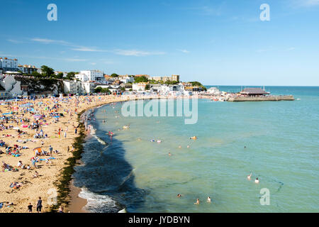 Vista di Viking Bay Beach in una giornata di sole, Broadstairs cittadina balneare, Kent, England, Regno Unito Foto Stock