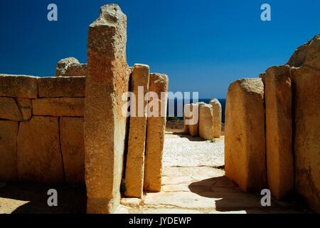 Hagar Qim è un gruppo di t megalitici tra i più antichi siti religiosi sulla Terra, descritto dai siti del Patrimonio Mondiale comitato come unico arch Foto Stock