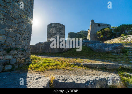 Cielo blu sulle antiche rovine e chiesa arroccata sul promontorio di Portovenere in provincia di La Spezia Liguria Italia Europa Foto Stock