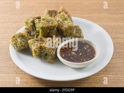 Piastra di fritto cinese Pancake fritto o cotto a vapore gnocco fatto di aglio erba cipollina, farina di riso e farina di Tapioca servita con il piccante salsa di soia. Tradizionale Foto Stock